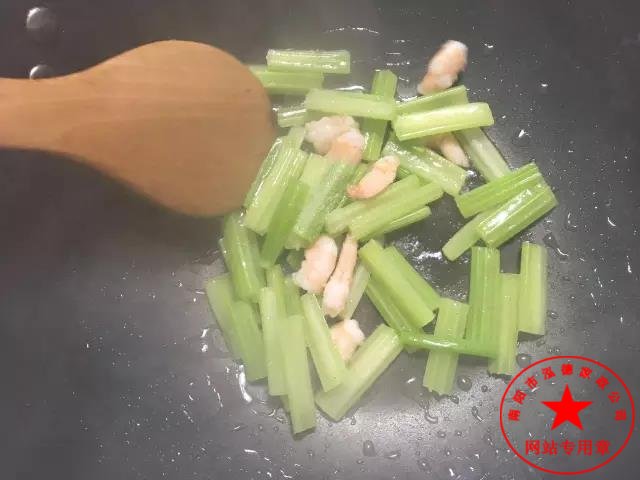 介紹幾個蝦做的催乳菜。坐月子應該怎么吃？社旗月嫂培訓哪家好？